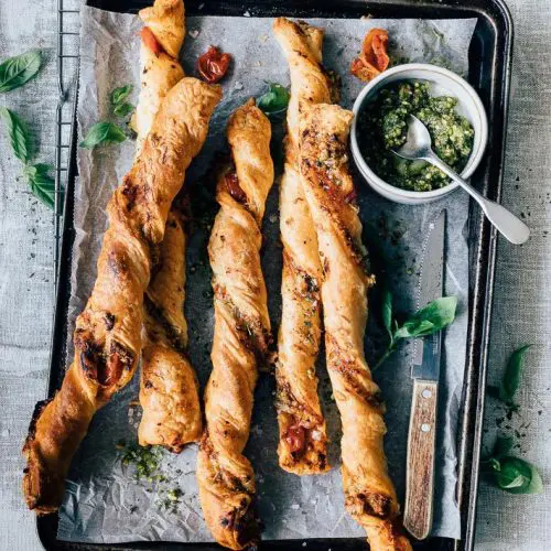 Bladerdeeg pizzastengels