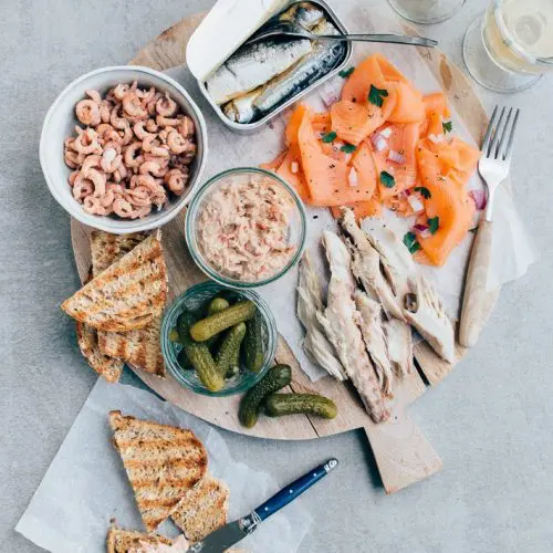 Borrelplank met vis