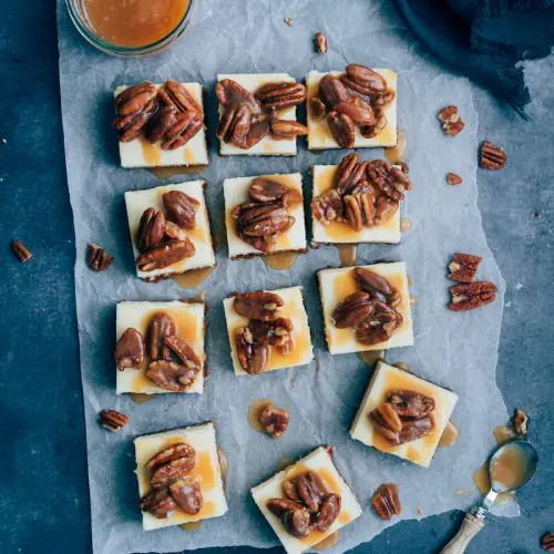 Cheesecake bars met salted pecan caramel