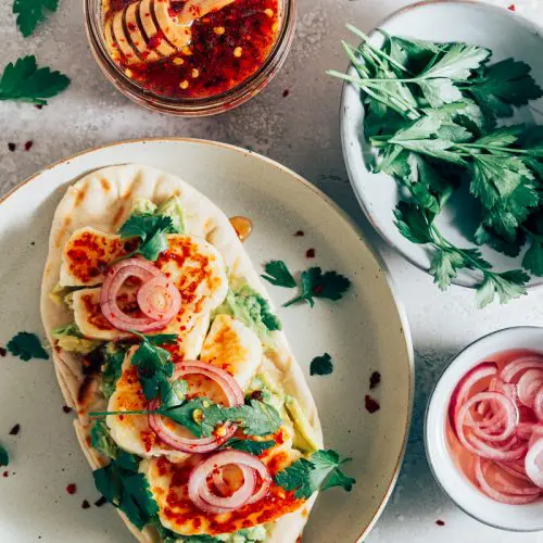 Flatbread met halloumi, hot honey en avocado