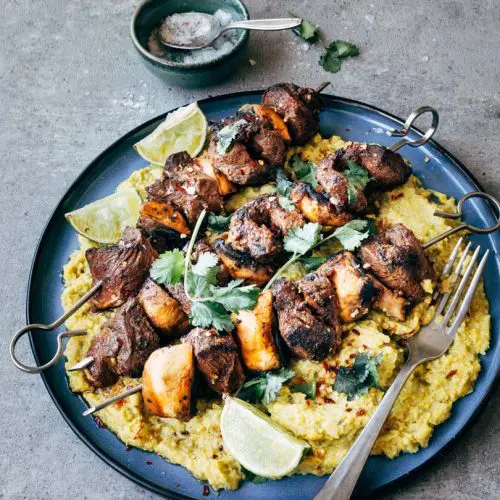 Flat iron steak spiesjes met maïsmole