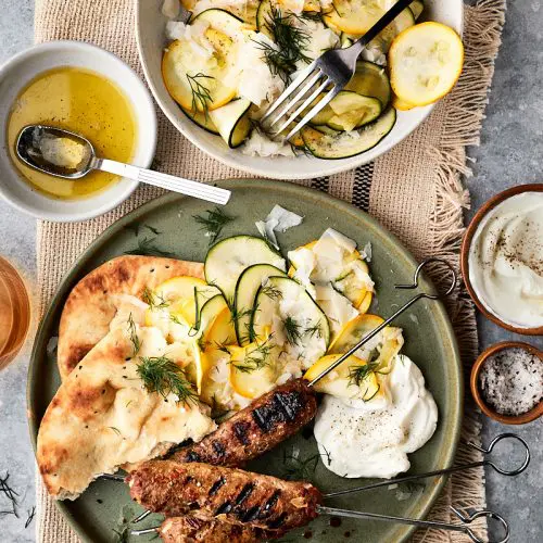 Gehaktspiesjes met courgettesalade