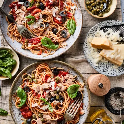 Pasta met tomatensaus en tonijn