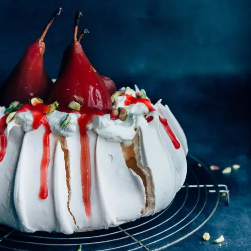Pavlova dessert met stoofperen