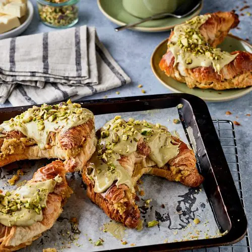 Pistache frangipane croissant