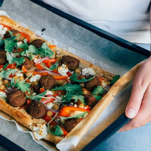 Plaattaart met falafel