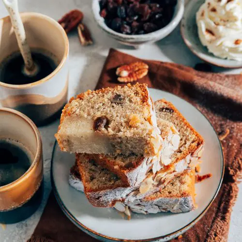 gevulde cake met noten en rozijnen