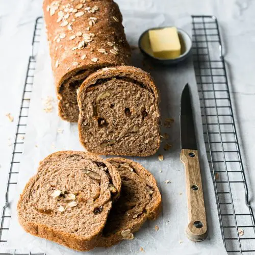 speltbrood met noten en rozijnen