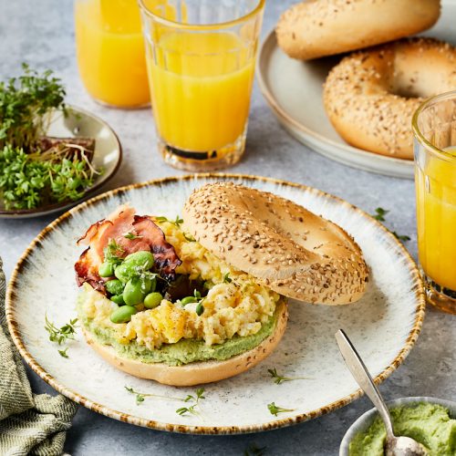Bagel met avocado en ei