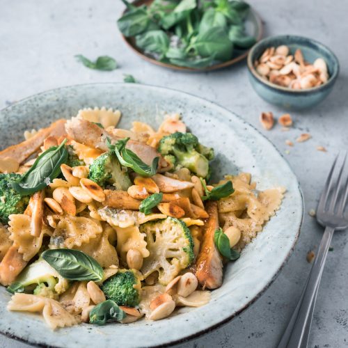 Farfalle met broccoli, kip en kaassaus