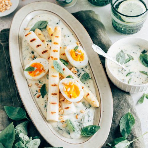 Gegrilde asperges met kruidenroomsaus