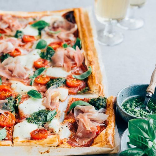 Italiaanse plaattaart met prosciutto