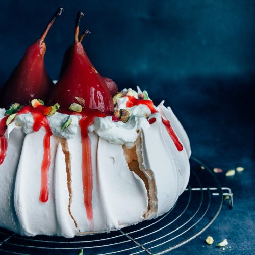 Pavlova dessert met stoofperen