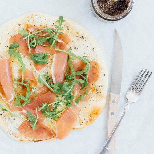 Witte truffelpizza met prosciutto