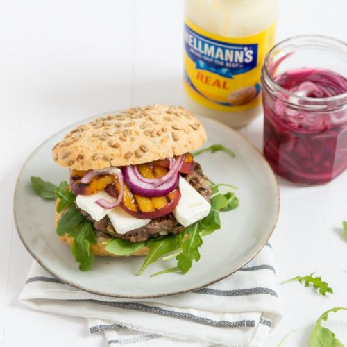 burger met gegrilde perzik