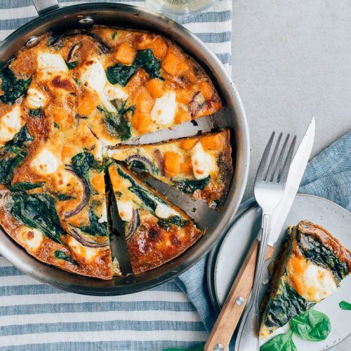 zoete aardappeltortilla met spinazie